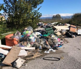 Napoli, clamorosa protesta di Europa Verde sui cumuli di monnezza dello svincolo della circumvallazione esterna 4 circumvallazione3