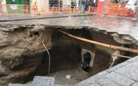 Napoli, Maltempo: maxi voragine a Secondigliano in via del Cassano 4 voraginesecondigliano