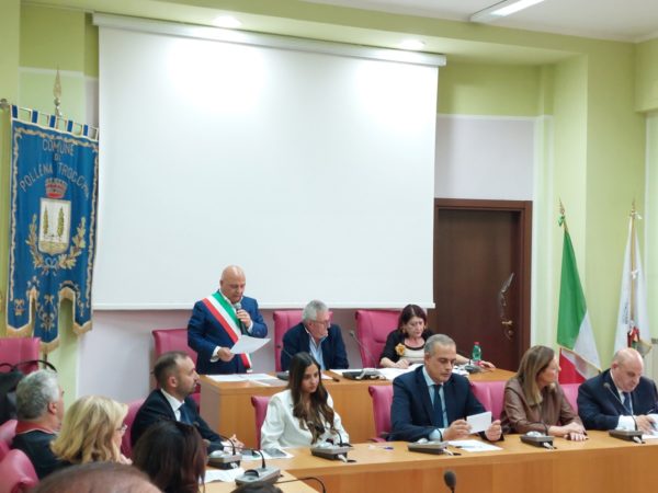 Il Sindaco Esposito legge il giuramento 1