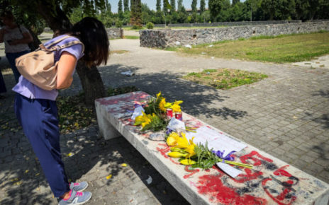 21soc2f01 la panchina del clochard ucciso a pomigliano foto ansa