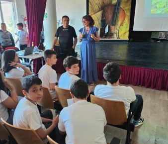 Marigliano, alla Media "Elia Aliperti" va in scena lo spettacolo finale "Naplish: espressioni idiomatiche, dall'inglese al napoletano" 3 350264802 774079887705265 3139946654059234693 n