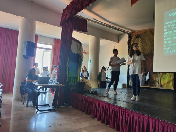 Marigliano, alla Media "Elia Aliperti" va in scena lo spettacolo finale "Naplish: espressioni idiomatiche, dall'inglese al napoletano" 12 350819104 227361170057510 4370205708612604314 n