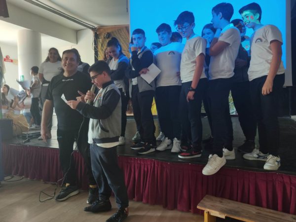 Marigliano, alla Media "Elia Aliperti" va in scena lo spettacolo finale "Naplish: espressioni idiomatiche, dall'inglese al napoletano" 10 350839529 690663982870520 292419460118518999 n