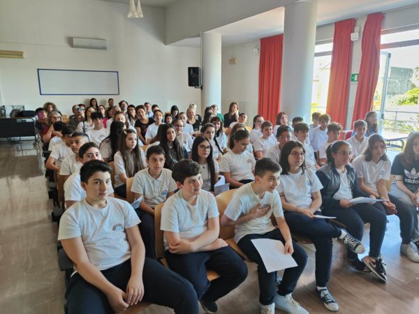 Marigliano, alla Media "Elia Aliperti" va in scena lo spettacolo finale "Naplish: espressioni idiomatiche, dall'inglese al napoletano" 14 350866638 222225643928414 7971505492271392263 n