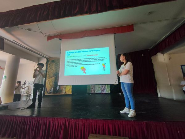 Marigliano, alla Media "Elia Aliperti" va in scena lo spettacolo finale "Naplish: espressioni idiomatiche, dall'inglese al napoletano" 8 350872780 959203781951772 357692981517304216 n