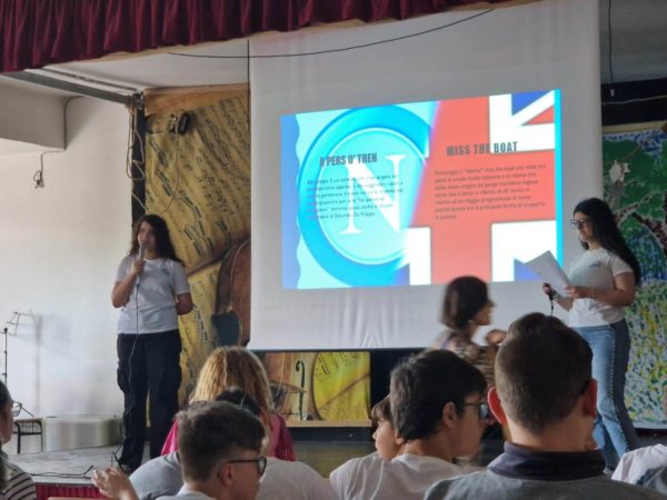 Marigliano, alla Media "Elia Aliperti" va in scena lo spettacolo finale "Naplish: espressioni idiomatiche, dall'inglese al napoletano" 7 350905763 1369899153587251 6330204535804083666 n