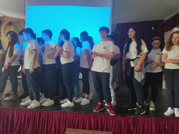 Marigliano, alla Media "Elia Aliperti" va in scena lo spettacolo finale "Naplish: espressioni idiomatiche, dall'inglese al napoletano" 9 350909345 3551161258540804 4295670511632988612 n
