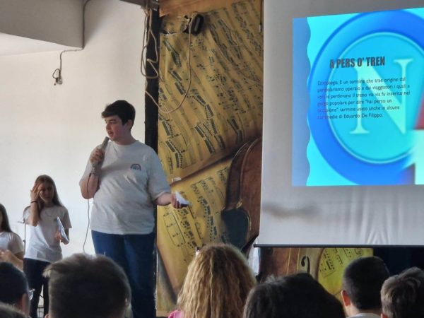Marigliano, alla Media "Elia Aliperti" va in scena lo spettacolo finale "Naplish: espressioni idiomatiche, dall'inglese al napoletano" 15 350928982 911842399877961 3287624083976608248 n