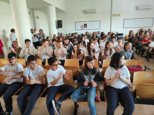 Marigliano, alla Media "Elia Aliperti" va in scena lo spettacolo finale "Naplish: espressioni idiomatiche, dall'inglese al napoletano" 13 350930601 1241288119889899 2034740115011450356 n