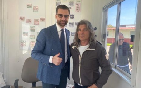 Salerno, il pittore Mangone consegna il ritratto al portiere della Salernitana Guillermo "Memo" Ochoa 6 Fernando Alfonso Mangone