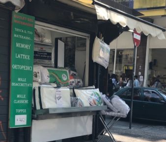 Napoli, al Vomero scompare un'altra delle storiche bancarelle dei librai 9 Vomero via Luca Giordano bancarella outlet del materasso