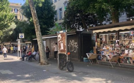 Napoli, appello dal Vomero per salvare "Les boites des bouquinistes" 5 Vomero via Luca Giordano le bancarelle dei libri 2