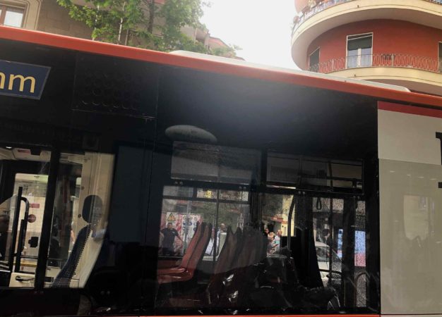 Napoli, al Vomero autobus di linea bloccato da un'auto in seconda fila. Traffico paralizzato: indisciplina ma anche carenze nella vigilanza 2 Vomero via Scarlatti lautobus con il finestrino in frantumi