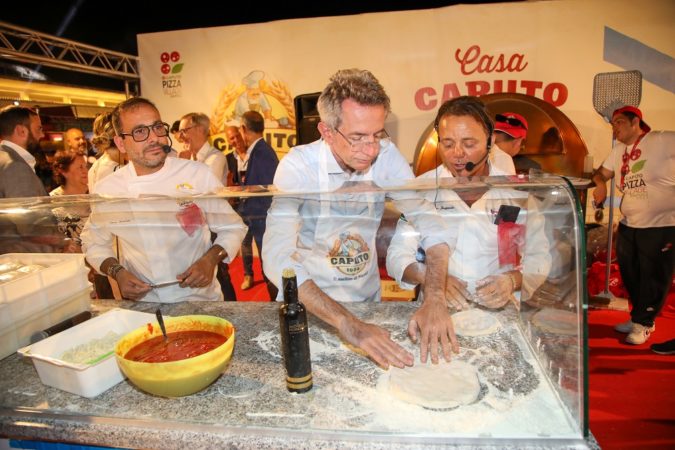 da sx Pino Fortunato pizzaiolo sindaco Manfredi e Pino Celio pizzaiolo