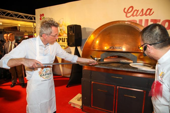 Napoli, Pizza Village. Manfredi: "Evento straordinario, ora però serve una progettazione a lungo termine” 4 da sx sindaco Gaetano Manfredi e Pino Fortunato pizzaiolo