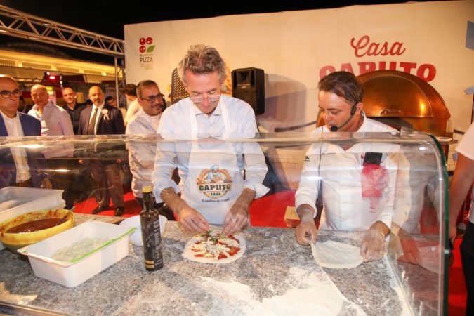 Napoli, Pizza Village. Manfredi: "Evento straordinario, ora però serve una progettazione a lungo termine” 3 da sx sindaco Manfredi e Pino Celio pizzaiolo 2