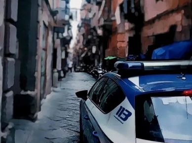 Napoli, a via Conte di Ruvo rapina una donna e tenta la fuga: arrestato 50enne 3 polzi1
