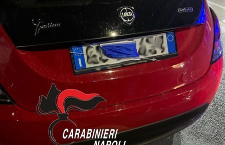 Napoli, stratagemma per entrare nella Zlt: mascherina chirurgica davanti la targa 3 targa mascherina