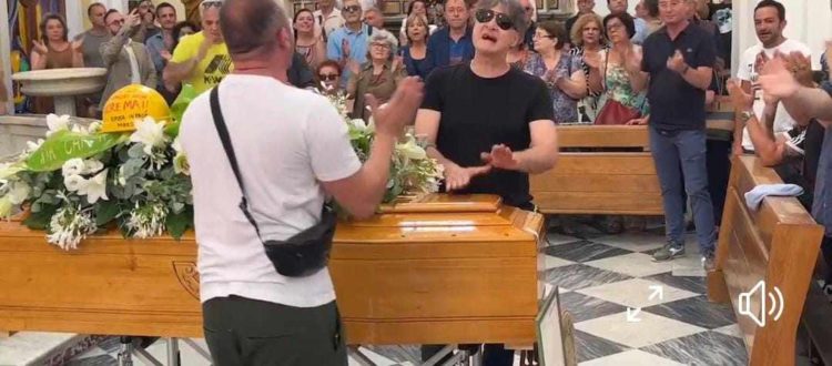 Pomigliano d'Arco, funerali di Marcello Colasurdo: il dolore straziante della città 6 357624171 988035415546107 4662733194645182345 n