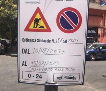 Napoli, via Tino di Camaino: parte il rifacimento della segnaletica 5 Napoli via Tino di Camaino cartello per i lavori di segnaletica