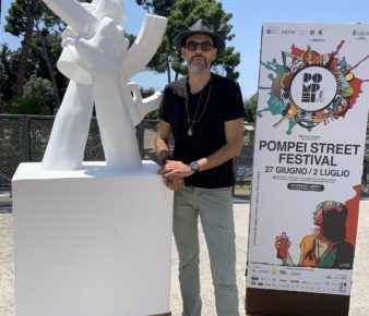 Il bilancio conclusivo del Pompei Street Festival premia gli organizzatori che registrano 20mila presenze 5 Nello Petrucci accanto alla sua opera Blasted Harmony
