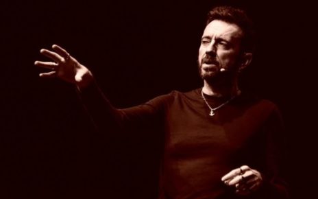 Zafferana Etnea, nella terra di Battiato ANDREA SCANZI mette in scena "E ti vengo a cercare" 5 Andrea Scanzi foto 1