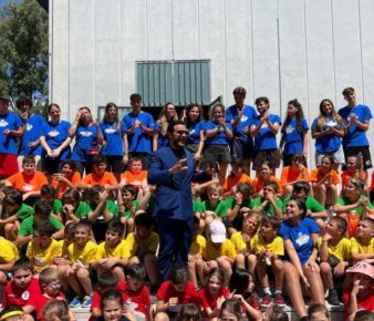Napoli, il Centro Ester non si tocca: il presidente Corvino condanna gli atti vandalici 6 Pasquale Corvino fra i bambini del campo estivo del Centro Ester