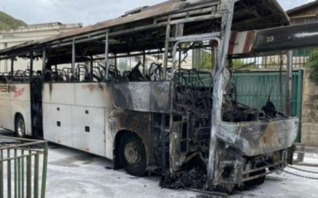 Pozzuoli, conducente bus sfonda cancello Comune: denunciato il titolare della ditta 4 comune pozzuoli bus fiamme 660x330 1693229042267.jpg pozzuoli bus sfonda il cancello del comune poi il conducente da fuoco al mezzo sindaco atto gravissimo