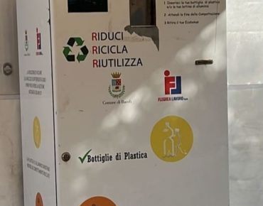 Bacoli, Eco compattatori per il riciclo della plastica e primialità EAV 6 ecocompattatori1