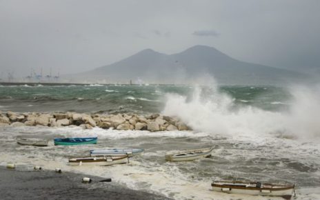 Campania, da stasera allerta meteo per forte vento e mare agitato 4 maltempo vento forte allerta meteo napoli mare mosso agitato mareggiata previsioni 4