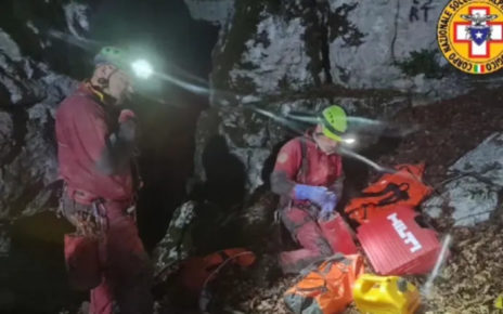 Corleto Monforte, recuperata la speleologa ferita rimasta bloccata da ieri nella grotta del Falco 5 recuperata.speleologa