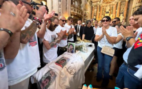 Napoli, la città si ferma per i funerali di Giogiò. Monsignor Battaglia: "Perdonami se non ho gridato abbastanza" 3 Aggiungi unintstazione 2023 09 06T154451.434
