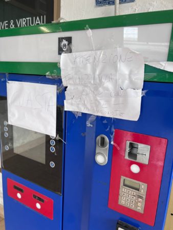 Cumana Eav Biglietterie chiuse e macchinette mal funzionanti 1