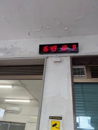Cumana Eav Biglietterie chiuse e macchinette mal funzionanti