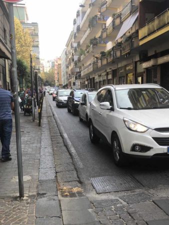Vomero via Stanzione auto in fila indiana