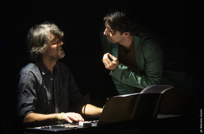 da sinistra musicista Francesco Capriello Ettore Nigro i fiori di moro