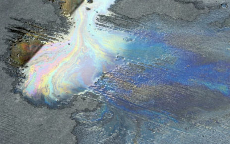 San Vitaliano, autocisterna perde olio: l'asfalto della Nazionale 7Bis diventa viscido come il sapone. Incidenti, traffico paralizzato e strada chiusa 3 olio asfalto insidia