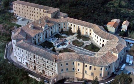 Mercogliano, al via la Cerimonia di premiazione del VI Concorso Internazionale di Poesia ed Arte “Ai tuoi piedi” 5 palazzo abbaziale di 1