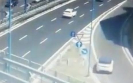 Napoli, Suv percorre Tangenziale in retromarcia. Borrelli (AVS): “Criminali da strada, rischiano di causare una tragedia. Video inviato alla Polizia Municipale per risalire ai protagonisti” 3 retromarcia tangenziale napoli