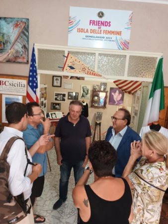 1 turisti alla Casa Museo Joe Di Maggio