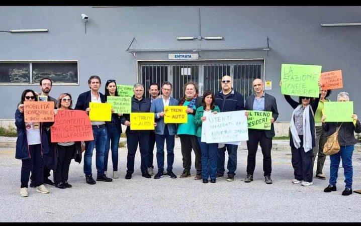 Pomigliano d'Arco, Europa Verde e viaggiatori Circum in piazza per la stazione Parco Piemonte chiusa da un anno 4 371485138 330639972894670 8295556621651312827 n