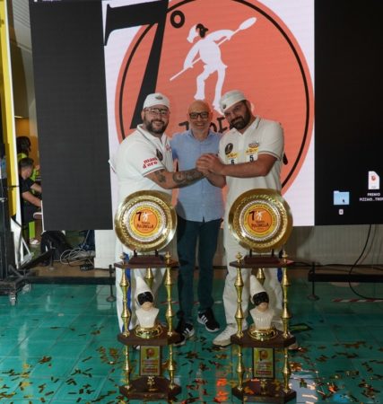 Al centro il Presidente dellAssociazione Mani dOro Attilio Albachiara con i vincitori delledizione 2022