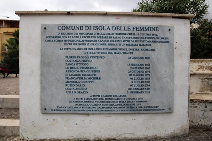 Isola delle Femmine, in occasione dell’80° anniversario dello sbarco in Sicilia: Passeggiata nella Storia organizzata da BCsicilia 2 Lapide in ricordo dei Caduti