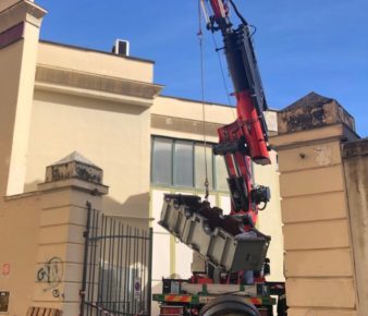 Napoli, funicolare di Chiaia. Capodanno (Valori Collinari): "E' arrivato il camion con la gru!" 3 Napoli funicolare di Chiaia camion con gru in azione