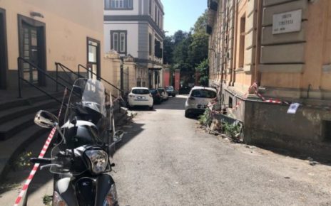 Vomero vicoletto Cimarosa con le auto in sosta
