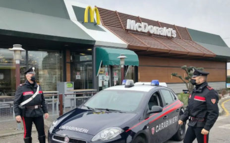 Sant'Anastasia, violenta rissa tra giovani all'esterno del McDonald's. Esplosi colpi d'arma da fuoco: in ospedale un 24enne e un 22enne 5 carabinieri mcdonalds santanastasia