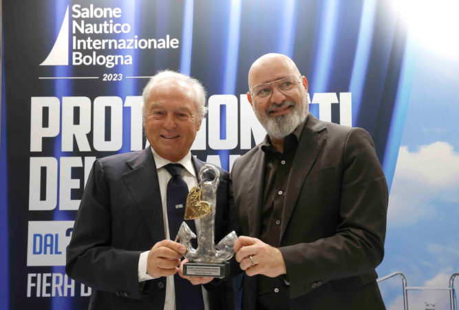 Bologna, assegnati i Blue Award al mondo della piccola e media nautica 2 da sx. Gennaro Amato Pres. SNIDI e Stefano Bonaccini Pres. Regione E R Bue Awards 2023