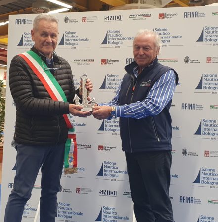 da sx. consigliere comunale Claudio Mazzanti ritira il Blue Award per il sindaco M.Lepore