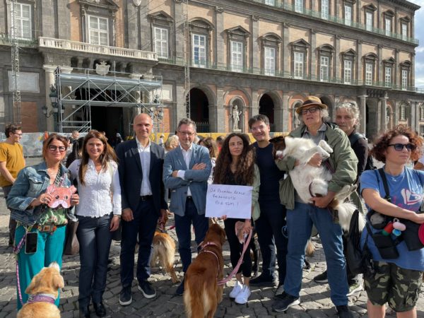 Napoli, sit in contro il divieto d’ingresso dei cani nei giardini di Palazzo Reale. Borrelli: “Divieto penalizza solo cittadini perbene. Inaccettabile che si possa entrare con l’auto e non con il cane” 4 sit in palazzo reale 0