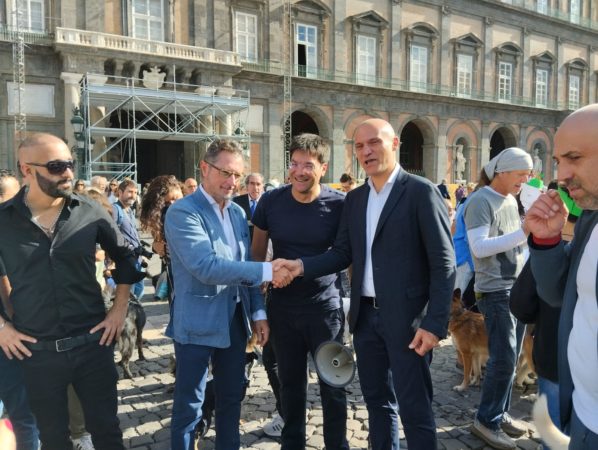 Napoli, sit in contro il divieto d’ingresso dei cani nei giardini di Palazzo Reale. Borrelli: “Divieto penalizza solo cittadini perbene. Inaccettabile che si possa entrare con l’auto e non con il cane” 3 sit in palazzo reale